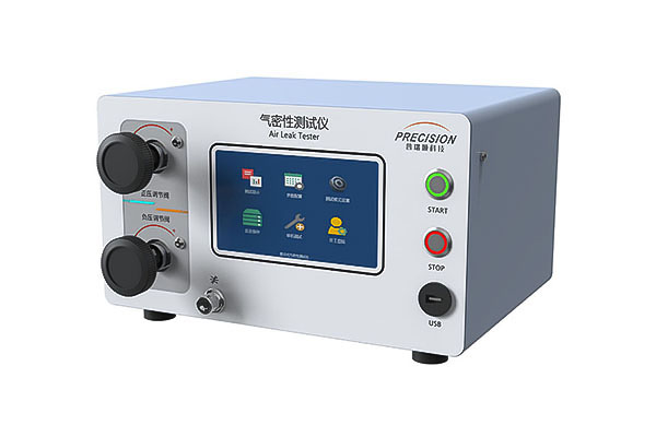 How do the sensitivity and measurement range of the air leak tester match the actual application?